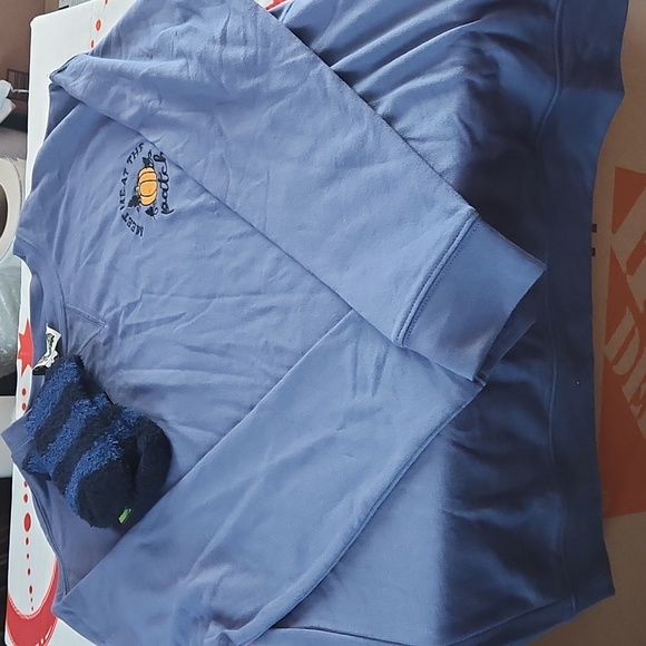 Nwt Meet Me at The Patch Sweatshirt w/fuzzy socks sz S & M - Picture 2 of 5